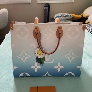 LV ON THE GO GM POOL BLEU